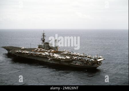 Viertelansicht des Flugzeugträgers USS MIDWAY (CV-41) aus der Luft im Heimathafen verankert. Verschiedene Flugzeuge im Cockpit. Basis: Yokohama Land: Japan (JPN) Stockfoto