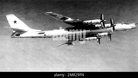 TU-95 Bärenbomber. Mit freundlicher Genehmigung der sowjetischen Militärmacht, 1984. FOTO Nr. 109, Seite 97, oben in der Mitte. Land: Unbekannt Stockfoto