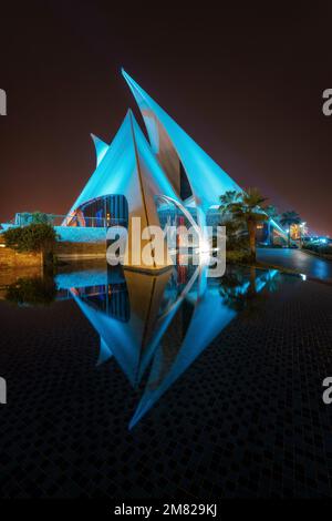 Dubai Architektur beleuchtet bei Nacht, aufgenommen im Mai 2022 Stockfoto