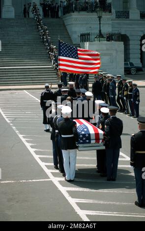 Ein Team von Joint Services Sarg, gefolgt von einem Joint Services Farbenwächter, trägt den Sarg des unbekannten Soldaten der Vietnamzeit in den Osteingang des Kapitols. Die Treppe ist von einem gemeinsamen Dienst zu Ehren Cordon umrandet. Der Unbekannte wird bis zum Memorial Day im Bundesstaat liegen, wo er zum Nationalfriedhof Arlington zur Beerdigung gebracht wird. Basis: Washington State: District of Columbia (DC) Land: Vereinigte Staaten von Amerika (USA) Stockfoto