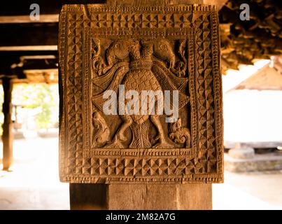 Es wurde gesagt, dass die Embekka Devalaya der beste Ort der Welt sein könnte, sicherlich in Sri Lanka, um die feinsten Holzschnitzereien der alten Zeit zu sehen. Stockfoto