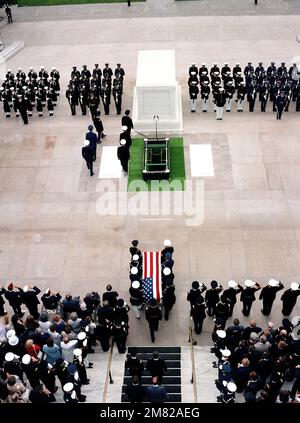 Ein Team aus einem Sarg trägt den mit Flaggen bedeckten Sarg des unbekannten Soldaten der Vietnamzeit vom Arlington National Cemetery Memorial Amphitheater bis zu einer Krypta am Grab der Unbekannten. Basis: Arlington Bundesstaat: Virginia (VA) Land: Vereinigte Staaten von Amerika (USA) Stockfoto