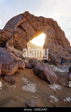 Steinbogen in der weißen Wüste, Ägypten, aufgenommen im Mai 2022 Stockfoto