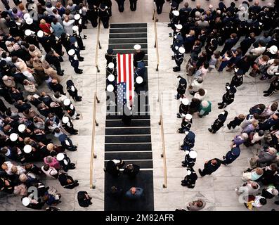 Ein Team aus dem Sarg trägt den mit Flaggen bedeckten Sarg des unbekannten Soldaten der Vietnamzeit die Stufen des Arlington National Cemetery Memorial Amphitheater hinunter, am Ende der staatlichen Beerdigung. Der Soldat wird in einer Krypta am Grab der Unbekannten begraben. Basis: Arlington Bundesstaat: Virginia (VA) Land: Vereinigte Staaten von Amerika (USA) Stockfoto