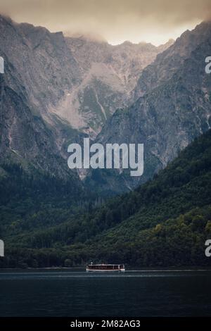 Boot auf dem Königsee in Bayern, Deutschland, im August 2022 aufgenommen Stockfoto