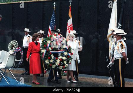 Am Tag der Beerdigung des unbekannten Soldaten der Vietnamzeit befindet sich am Fuße des Vietnam Veterans Memorial ein Gedenkkranz. Ein Farbwächter der Maryland State Police nimmt an der Zeremonie Teil. Basis: Washington State: District of Columbia (DC) Land: Vereinigte Staaten von Amerika (USA) Stockfoto