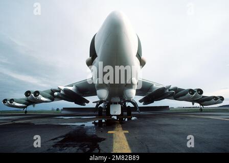 Ein 92. Bombenflügel B-52G Stratofortress Flugzeug, mit sechs luftgestarteten AGM-86B Kreuzfahrtraketen an jedem Flügelpylon, ist auf der Fluglinie geparkt. Basis: Luftwaffenstützpunkt Fairchild Bundesstaat: Washington (WA) Land: Vereinigte Staaten von Amerika (USA) Stockfoto