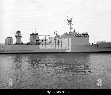 Steuerbord-Blick auf das Panzerlandeschiff USS NEWPORT (LST 1179). Basis: Portsmouth Bundesstaat: Virginia (VA) Land: Vereinigte Staaten von Amerika (USA) Stockfoto