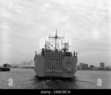 Eine Heckansicht des Panzerlandeschiffs USS NEWPORT (LST-1179). Basis: Portsmouth Bundesstaat: Virginia (VA) Land: Vereinigte Staaten von Amerika (USA) Stockfoto