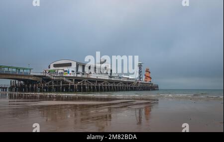Blick auf Bournemouth Beach und Pier in Bournemouth Dorset UK bei Sonnenaufgang. Stockfoto