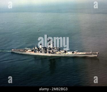 Ein erhöhter Steuerbord-Bugblick auf das laufende Schlachtschiff USS IOWA (BB 61). (Unterdurchschnittliches Bild). Land: Atlantik (AOC) Stockfoto