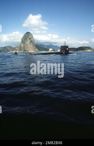 Ein Steuerbord-Viertelblick auf das nuklearbetriebene Angriffs-U-Boot der Skipjack-Klasse USS SNOOK (SSN 592), das während der Operation UNITAS XXV in Rio de Janeiro in den Hafen einläuft. Betreff Betrieb/Serie: UNITAS XXV Land: Brasilien (BRA) Stockfoto
