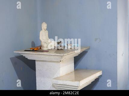 Buddhistische Verehrung zu Hause oder in einem Tempel. Die Gläubigen können barfuß auf dem Boden sitzen, mit Blick auf Buddha und Gesang. Es ist sehr wichtig Stockfoto
