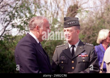 Der Armeeminister John O. Marsh spricht mit GEN. Glenn K. Otis, Oberbefehlshaber der USA Army Europe und Siebente Armee, während einer Zeremonie anlässlich des 40. Jahrestages des D-Day, der Invasion Europas. Basis: Sainte-Mere-Eglise-Land: Frankreich (FRA) Stockfoto