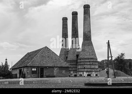 Dies sind drei von vier Kalköfen, die ursprünglich in den 1920er gebaut wurden. Sie wurden verwendet, um große Mengen Meeresmuscheln zu erhitzen, um Kalk zu extrahieren. Stockfoto