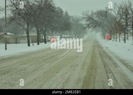 In den Straßen von Bismarck, North Dakota, wird Schnee von schweren Schneefällen im Dezember angehäuft, was zu rutschigen Fahrbedingungen führt. Stockfoto