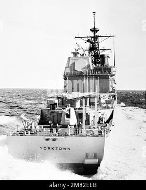 Ein Heck-Blick auf den von Aegis geführten Raketenkreuzer USS YORKTOWN (CG 48) im Gange. Land: Golf Von Mexiko Stockfoto