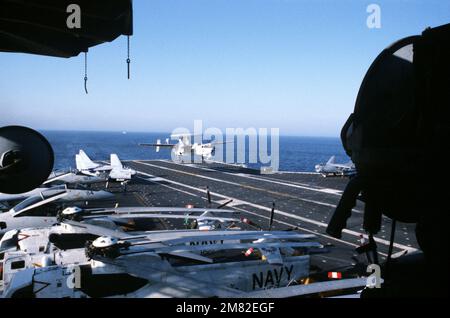 Pilot Landing Aid Television (PLAT), auf der Insel Kamerastation Vordergrund, wird verwendet, um ein luftgestütztes Frühwarnflugzeug E-2C Hawkeye aufzuzeichnen, das auf dem Flugzeugträger USS JOHN F. KENNEDY (CV 67) landet. Basis: USS John F. Kennedy (CV 67) Land: Atlantik (AOC) Stockfoto