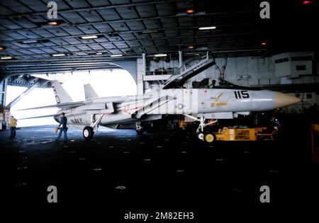 Ein SD-1D Spotting Dolly wird verwendet, um ein F-14A Tomcat Flugzeug in Hangar Bay 2 an Bord des Flugzeugträgers USS JOHN F. KENNEDY (CV 67) zu bewegen. Basis: USS John F. Kennedy (CV 67) Land: Atlantik (AOC) Stockfoto