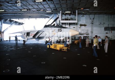 Ein SD-1D Spotting Dolly wird verwendet, um ein F-14A Tomcat Flugzeug in Hangarbucht Nr. 2 an Bord des Flugzeugträgers USS JOHN F. KENNEDY (CV 67) zu transportieren. Basis: USS John F. Kennedy (CV 67) Land: Atlantik (AOC) Stockfoto
