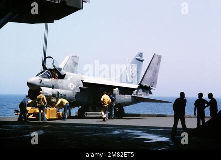 Ein SD-1D-Spotting-Dolly wird verwendet, um ein A-7E Corsair II-Flugzeug in einen Aufzug an Bord des Flugzeugträgers USS JOHN F. KENNEDY (CV 67) zu bringen. Basis: USS John F. Kennedy (CV 67) Land: Atlantik (AOC) Stockfoto