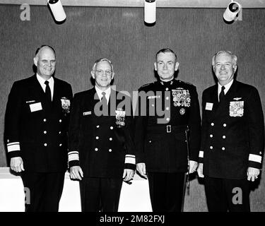 Zu den Mitgliedern der Trägergruppe für das Dock-Landungsschiff USS GERMANTOWN (LSD 42) gehören von links nach rechts: Konteradmiral Robert F. Fountain Jr., stellvertretender Befehlshaber des Kommandos Seesysteme; Konteradmiral L. S. Severance Jr., General P. X. Kelley, Befehlshaber des Marinekorps; Und Kommodore Bruce R. Boland. Basis: Seattle Staat: Washington (WA) Land: Vereinigte Staaten von Amerika (USA) Stockfoto