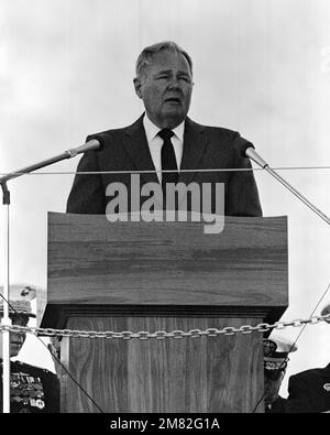 Lawrence A. Smith, Group President der Lockheed Marine Systems Group, begrüßt Gäste und stellt die Startparty während der Startzeremonie für das Anlegeschiff USS GERMANTOWN (LSD 42) vor. Basis: Seattle Staat: Washington (WA) Land: Vereinigte Staaten von Amerika (USA) Stockfoto