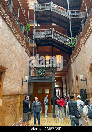 Besucher des Bradbury Building in der Innenstadt von Los Angeles, CA Stockfoto