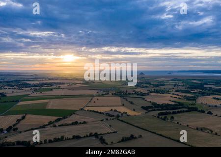 Mont Saint-Michel aus der Vogelperspektive mit gleichnamiger Abtei, Sonnenuntergang, Normandie, Frankreich, Europa Stockfoto