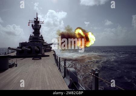 Das Schlachtschiff USS IOWA (BB-61) feuert eine Kugel von seinem Geschützturm Nr. 2 Mark 7 16 Zoll/50 Kaliber ab. Land: Unbekannt Stockfoto