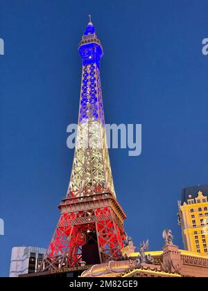 Nachbildung des Eiffelturms vor dem Paris Hotel and Casino auf dem Strip in Las Vegas, Nevada, USA Stockfoto