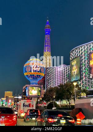 FedEx-Truck auf dem Strip nahe dem Paris Hotel, Casino, Las Vegas, Nevada, Eiffelturm, Stockfoto