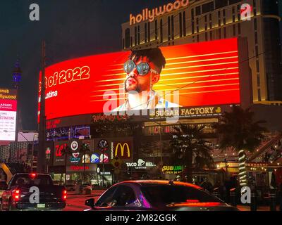 Ein großes digitales Plakat zur Unterhaltung vor dem Planet Hollywood Hotel auf dem Strip in Las Vegas, Nevada, USA Stockfoto