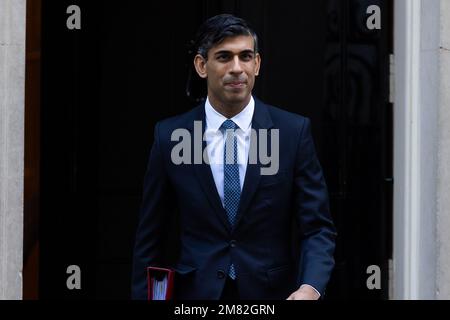 London, Großbritannien. 11. Januar 2023. Premierminister Rishi Sunak verlässt die Downing Street 10, damit das Parlament die Fragen des Premierministers in London beantworten kann. (Foto: Tejas Sandhu/SOPA Images/Sipa USA) Guthaben: SIPA USA/Alamy Live News Stockfoto