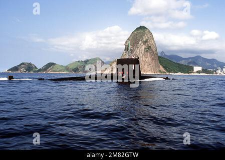 Ein Steuerbordblick auf das nuklearbetriebene U-Boot USS SNOOK (SSN-592) mit Besatzungsmitgliedern auf dem Segel, während das Schiff anlässlich des 25. Jahrestages der Unitas, einer jährlichen multinationalen Marineübung, im Hafen ankommt. Der Zuckerhut ist im Hintergrund. Betreff Betrieb/Serie: UNITAS Basis: Rio De Janeiro Land: Brasilien (BRA) Stockfoto