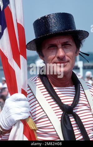 Bil Day Tragen Sie die Uniform der kolonialen Marine von Massachusetts während der Zeremonie für den von Aegis geführten Raketenkreuzer USS YORKTOWN (CG 48). Basis: Naval Weapons Station, Yorktown Bundesstaat: Virginia (VA) Land: Vereinigte Staaten von Amerika (USA) Stockfoto