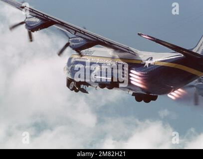 Eine linke Rückansicht eines Marine Corps KC-130F Herkules-Flugzeugs, das dem Flugdemonstrationsteam der Blauen Engel zugeteilt wurde, während es einen Jet-assistierten Start (JATO) macht. Land: Unbekannt Stockfoto