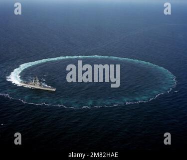 Ein Steuerbord-Bugblick auf den nuklearbetriebenen Raketenkreuzer USS MISSISSIPPI (CGN 40) der Virginia-Klasse, der eine 360-Grad-Kurve vollendet. Land: Atlantik (AOC) Stockfoto