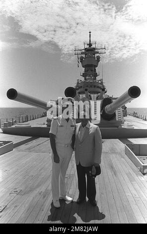 Präsident Jose Napoleon Duarte von El Salvador steht neben dem Schlachtschiff USS IOWA (BB-61) zusammen mit dem Schiffsoffizier CAPT auf dem Vorfeld. John J. Chernesky. Land: Unbekannt Stockfoto