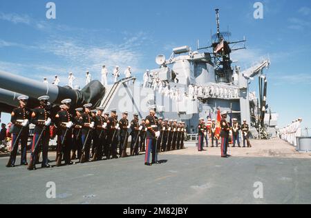 Die Marineteams bewachen die Schienen, und ein Marinesoldat steht an der Parade an Bord des Schlachtschiff USS IOWA (BB 61). Basis: USS Iowa (BB 61) Land: Atlantik (AOC) Stockfoto