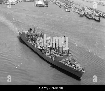 Ein Luftbord-Bugblick auf den im Gange befindlichen Nachfüllöler der Wichita-Klasse USS KANSAS CITY (AOR 3). Land: Unbekannt Stockfoto