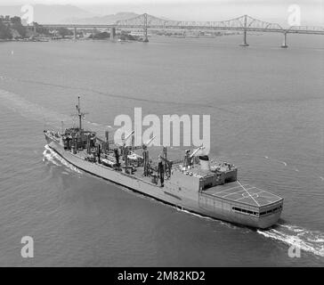 Viertelansicht des Nachfüllölers der Wichita-Klasse USS KANSAS CITY (AOR 3) aus der Vogelperspektive. Land: Unbekannt Stockfoto