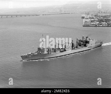 Luftaufnahme des Nachfüllölers der Wichita-Klasse USS KANSAS CITY (AOR 3) aus der Vogelperspektive. Land: Unbekannt Stockfoto