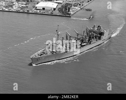 Luftbrücke Bugansicht des Nachfüllölers der Wichita-Klasse USS KANSAS CITY (AOR 3) im Gange. Land: Unbekannt Stockfoto