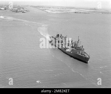 Steuerbord-Bugansicht des Nachfüllölers der Wichita-Klasse USS KANSAS CITY (AOR 3) aus der Luft. Land: Unbekannt Stockfoto