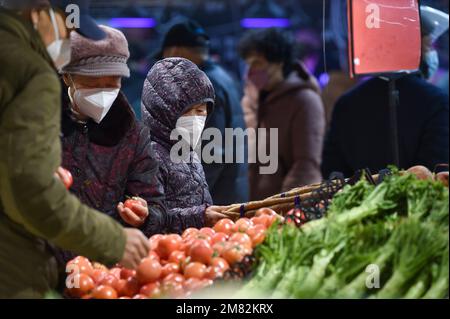 NANJING, CHINA - 12. JANUAR 2023 - Kunden wählen Produkte in einem Supermarkt in Nanjing, Ost-Chinas Provinz Jiangsu, am 12. Januar 2023 aus. Am 12. Januar Stockfoto