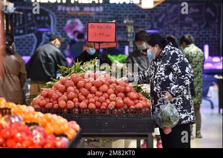 NANJING, CHINA - 12. JANUAR 2023 - Kunden wählen Produkte in einem Supermarkt in Nanjing, Ost-Chinas Provinz Jiangsu, am 12. Januar 2023 aus. Am 12. Januar Stockfoto