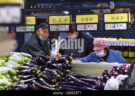 NANJING, CHINA - 12. JANUAR 2023 - Kunden wählen Produkte in einem Supermarkt in Nanjing, Ost-Chinas Provinz Jiangsu, am 12. Januar 2023 aus. Am 12. Januar Stockfoto