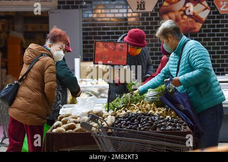 NANJING, CHINA - 12. JANUAR 2023 - Kunden wählen Produkte in einem Supermarkt in Nanjing, Ost-Chinas Provinz Jiangsu, am 12. Januar 2023 aus. Am 12. Januar Stockfoto