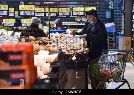 NANJING, CHINA - 12. JANUAR 2023 - Kunden wählen Produkte in einem Supermarkt in Nanjing, Ost-Chinas Provinz Jiangsu, am 12. Januar 2023 aus. Am 12. Januar Stockfoto